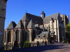 橋の左手には聖ミヒエル教会が見えます