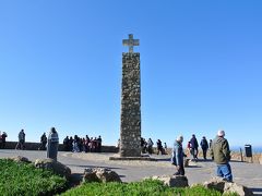 ロカ岬シンボルの石碑で記念撮影。
