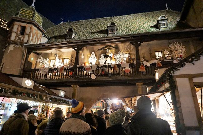 旧税関に出ました。ここにもクリスマスの飾り付け。