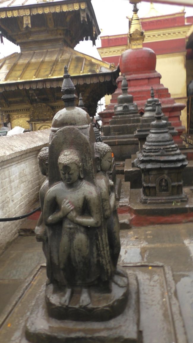 小さな尖塔やブッダ像？も有ります。