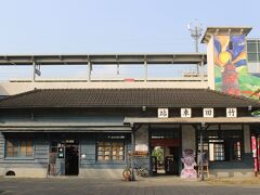 まずは途中の竹田駅で途中下車します。
この付近は鉄道は都市圏鉄道らしく高架化されましたが、日本統治時代の駅舎が保存されています。