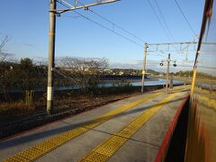 目出駅のホーム。カーブしていて狭い。
有帆川という川のほとりにある。