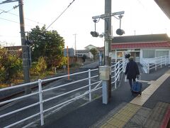 長門本山駅への支線が分岐する駅で、上から見るとホームが三角形になっている。
向こう側がその支線のホーム。昼間は走ってないので電車はいない。