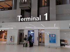 おはようございます。羽田空港国内線第1ターミナルです。
今日はJALに乗って金沢まで出かけます。
