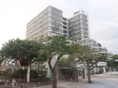 沖縄県庁があります。
ここでもツアー客を拾って行きます。
最後に前回泊まったロワジールホテルに
立寄り出発！