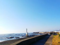 遊歩道になっている海岸線を、漁港方面に向かいます。