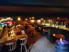 ホノルル最後の夜はお肉！
ここもカータンさんが紹介していて行ってみたかったお店チャックスセラー。
ハッピーアワーを狙って入店です

