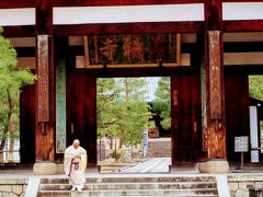 黄檗山萬福寺
開山は、隠元隆琦
京阪宇治線「黄檗」下車、徒歩約5分。

なぜ萬福寺に居るかと言うと、この日京阪電車天満橋で人身事故でダイヤが乱れていたからで・・・
関西の私鉄ってホームドアが無いですからねえ。

いっそ伏見辺りで飲んだくれようかと思ったものの自粛。

「不許葷酒入山門」葷酒山門に入るを許さず。と彫られた碑文が建っていますが今日はまだ飲んでないぞ、と胸を張って山門を潜る。
