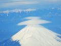 神々しい富士山
窓側を指定したかいあって、景色を堪能
遠くに見える山々は南アルプス白根三山か？
手を合わせたくなるような景色が広がっていました。

1日目、宿泊先のシェラトン ムスティカ ジョグジャカルタに到着したのは、22時ころ。
ホテルのレストランで夕食を食べながら、明日のスケジュールの説明。
5:30荷物をドアの外へ、そして朝食、6:30ロビーに集合。
かなりのハードスケジュール。
