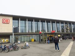 ローテンブルク駅から1時間ほどでヴュルツブルク駅に到着です。
ヴュルツブルク駅はICEも停車する駅なのでけっこう大きいです。