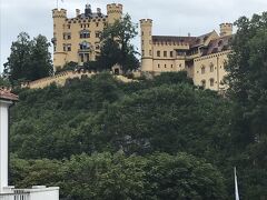 駐車場に着くと目の前に見えるのはホーエンシュバンガウ城。ル－トヴィヒ２世が幼少時代に過ごした父親の城です。