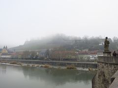 続いて、アルテ・マイン橋を渡りマリエンベルク要塞へ向かいました。
ヴュルツブルクの町にはマイン川が流れているためか、他の都市よりすごく寒く感じました。
橋から見る要塞は霧で覆われており真っ白です。