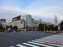 BMW GROUP Tokyo Bayの交差点斜め向かいにはヴィーナスフォート。