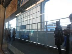 片瀬山駅。
時刻は午前８時４０分過ぎ。土曜日ですが、通勤通学らしいお客さんが多い。