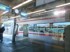 高級住宅地、西鎌倉駅でも下り列車と行き違い。