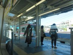 そして西鎌倉駅。
午前９時を回っていますが上り列車を待つ人は意外に多い。