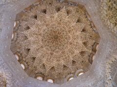 アベンセラッヘスの間以上の細かな鍾乳石で飾り付けられた天井が・・・！！