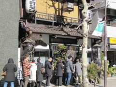 「神田まつや」。神田須田町にあるお蕎麦の名店。創業明治17年の老舗。日曜休。見ると15人ほど並んでいますが行列というほどではありません。時刻は10時55分、開店は午前11時。並ばずにはいられませんでした。