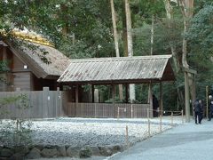 〇外宮 風宮

風宮（かぜのみや）は、外宮の別宮。
別宮とは正宮に準じる格式の高い神社のこと。
20年に一度の式年遷宮も正宮と同じ。
ガードマンも見張っている。