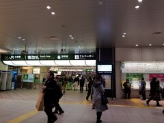 6：39　夜行バスで大宮駅西口に到着。

なぜ、大宮駅まで来たかというと、『カオマンガイキッチン 大宮 』に寄りたかったからです。

わたし、海外は母と行くことが多いのですが、母は肉が食べれないんです。
なので、タイでカオマンガイを食べれなかったことが、ずっと心残りでした。

なんとしてもカオマンガイを食べたい！
そして、『カオマンガイキッチン 大宮 』は朝7時からオープンしてるんですよね！

そりゃ、行かなくちゃ(*´o`*)

大宮駅をウロウロ…あれ、店どこ？
エキュート大宮にあると書いてあるけど、それって、どこ？

…改札口の中にありました。
都会って凄い。
普通、改札口すぎてもある店って、立ち食いソバぐらいしか知らんよ。