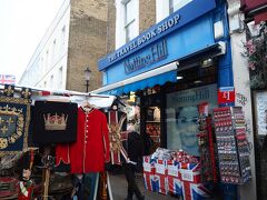 そう！あの本屋さん！
正面に屋台があるので前からの写真が撮れません。