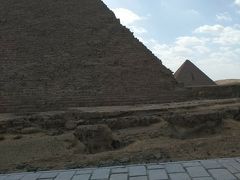 メンカウラー王のピラミッドも見えてきました