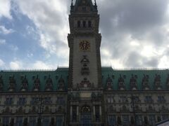 ハンブルクの市庁舎は1897年に完成したネオ・ルネッサンス様式。
砂岩と花崗岩で造られているようです。
同じハンザ同盟都市のリューベックやブレーメンの市庁舎は、レンガ造りでしたが、ハンブルクの市庁舎はレンガを使っていないとは！ちょっとおどろきました。