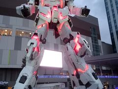 有名なガンダムがそびえ立っています。写真を取る人でいっぱい。