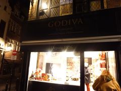 有名なベルギーチョコレートのゴディバグランプラス店。私はこのチョコレートを1983年にアメリカで知ったので、アメリカ人から「ゴダイバ」と教えられ、日本で有名になるまでかなり長い間そう思い込んでいた。