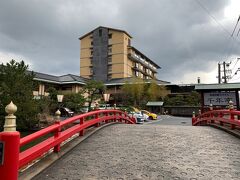 湖上に浮かぶ絶景の宿　千年亭

日本海と繋がる汽水湖「東郷湖」の中にある「はわい温泉 千年亭」、、
「はわい温泉」は「東郷湖」の真ん中から源泉が湧き出している日本でも珍しい温泉です、、
赤い橋を渡ると、、「千年亭」敷地内、、