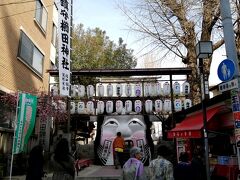 櫛田神社に着きました。
おたふく面の口のところから中に入ります(笑)
日本一大きな「おたふく面」だそうです。
一年中こうなのかと思ったら、2月の節分の日に行われる節分大祭で設置されていたらしいです。