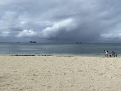 島内観光が終わり、今度はマニャガハ島ツアー。
それまで１時間半ほど時間があるので、フィエスタのビーチで一休み。

サイパンのごみ事情ですが。焼却することもなく、そのまま埋め立てているんだそう。ま、島だからなぁ。でもさ、どうよ！？
