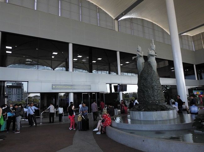 プノンペンの空港に着いたのはだいたい定時１５：４０<br />入国検査スムーズに進んでトランクも受け取りいざ観光へ<br /><br />ガイドさんはヴィノンさん若い男性<br />バスに乗り込んだのは１６：１０<br />まず注意事項が書いてあるプリントを渡される。<br />迷子になった時用のヴィノンさんの連絡先も書いてある。<br />これをみんなしっかり読んでいれば後で苦労することはなかった。