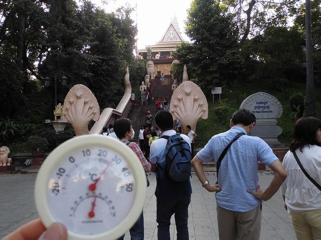 ワットプノン　４：４０～５：１５<br />気温は３０度　日本の酷暑を経験しているからか<br />それほど暑さは感じない。むしろ日陰は涼しい。