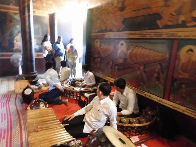 暇そうな楽団の兄さんたち<br />お金もらうと演奏する