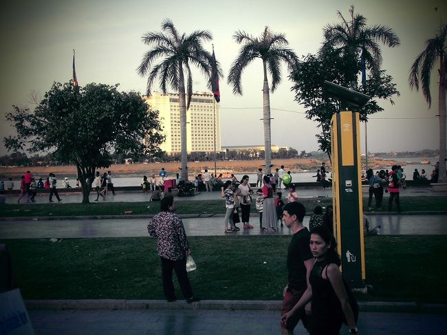 少し夕暮れになってきた。<br />川の向こうに見えるのが今夜泊まるホテル<br /><br />市民がぞろぞろ夕涼みだろうか集まってます。