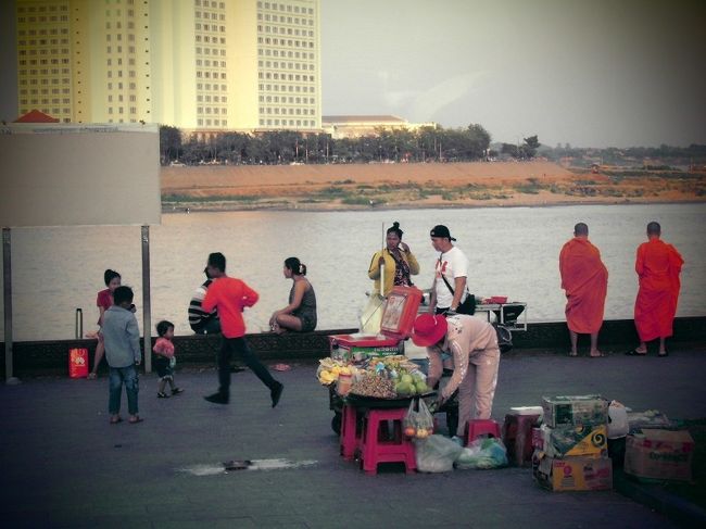 お坊さんも涼みにきてる