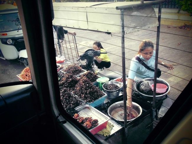 街頭の物売り<br />なんと虫！<br />揚げてるのを買いにきてるおばちゃんもいた。<br />日本ではたしかにバッタとか煮詰めて食べるけど<br />どう見てもゴキブリにしか見えない虫たち<br />