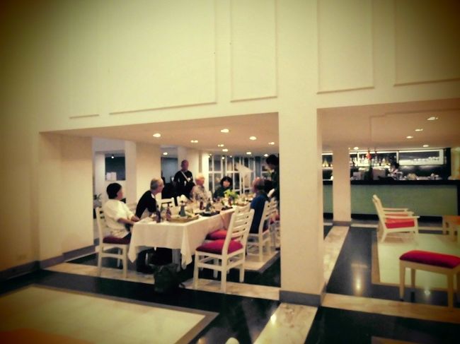 ロビーで食事って感じ　部屋の温度２８度<br />室内は冷房の感覚があるから少し暑いです。<br /><br />ジジババ一斉にビール！たしか４ドル？高かったのは一流ホテルだから？<br />