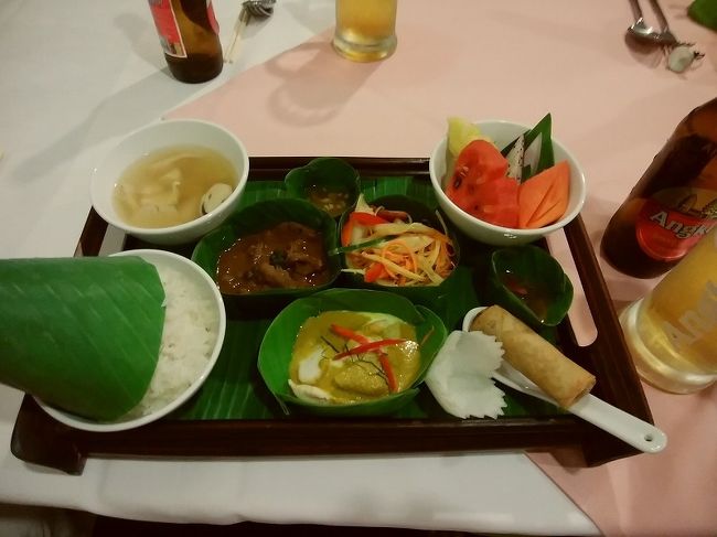 ２人づつ運ばれるクメール料理<br />この2人づつっていうのがね<br />お先に失礼で食べ始めて<br /><br />最後の二人分来ない！<br />予約してあるんだから　人数わかってるでしょうが<br />料理の中にはバナナの葉っぱのお皿もあったから<br />冗談でバナナの葉っぱ品切れか？なんて言ってたけど<br /><br />最後に来たのはみんな食べ終わった30分後<br />なんとバナナの葉っぱの代わりに白いお皿に乗ってるの<br /><br />これって笑っていい話か<br />何とも　のんびりしてる<br /><br />味は　出辛子は食べたけど残す人もいて<br />まあ　美味しいってものじゃないかな。<br />出たのは１８：４５