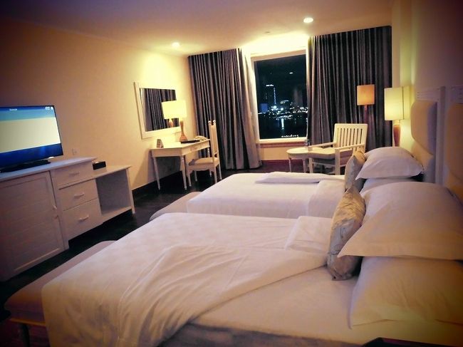 ホテル　１９：３０<br />日本語のホテル内の説明書とカードキー渡されて解散<br />エレベーターはカードキーを差し込まないと上の階へ行けない<br />部屋は９１６号室　９階です。<br /><br />予約の時の案内ではダブルの可能性もありだったけど<br />ツインで良かった。<br />広めのベッドです。