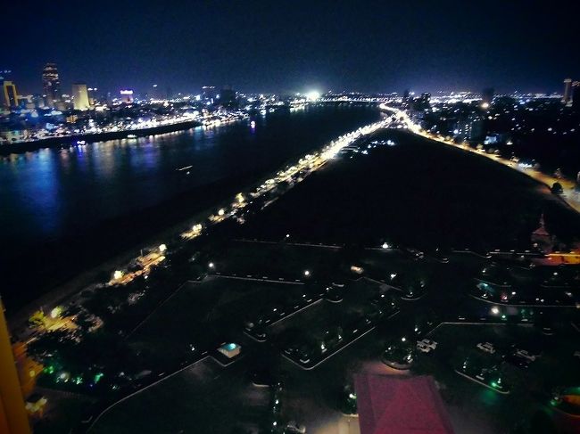 ガイドさんに屋上へ出ると夜景がいいって勧められてて<br />疲れてたけど　頑張ってみてきた。<br /><br />たしかに　３６０度の夜景<br />良かった
