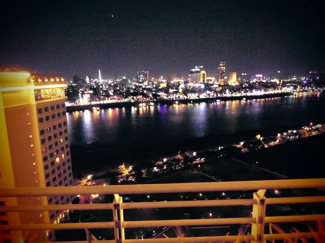 二つの川が見えるのが売りらしいです。<br />屋上に出る前の部屋は　古い講堂？使われてないのか<br />立派なホテルなのに　こういうところ抜けてる。<br /><br />簡単に次の日の準備をして休みました。<br /><br />エアコンの操作がわからなくて　少し寒い<br />それと部屋の電気の操作も<br /><br />夜中トイレに行くのに部屋の電気を消してるとトイレがつかない<br />ホテルで懐中電灯使うとは思ってなかった。<br />日本語の説明にもないし　若い人はこういうのはわかってるのかな。<br /><br />１月のカンボジア③　二日目　に続きます。