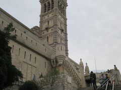 ノートルダム ド ラ ガルド バジリカ聖堂
(Basilique de Notre-Dame de La Garde)

19世紀にローマ ビザンチン様式で建てられ、鐘楼の上の金色の
マリア像がマルセイユの人々を見守っているのだとか。
ここから眺める青い海と街並みが素晴らしい絶景スポットだそう。
天気に恵まれたら紺碧の地中海が望めることでしょう。
この日はあいにく雲が多かったけど、、、。