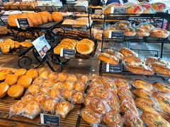 地元の人に愛されてるって感じがとっても伝わってくる、温かい雰囲気を感じるパン屋さんでした。　お惣菜系のパンもスイーツ系のパンもとにかく種類が多くて美味しそうでした。　奥ではケーキも売ってました。