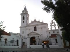 レコレータ墓地脇のbasilica del pilar.
