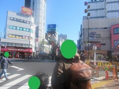 ランチタイムは大混雑するので少し早めに新大久保到着。
新型コロナで騒がれているせいか山手線は人が少なかったのに新大久保は混雑していました。