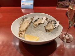 広島駅に戻り、
駅ナカの「かき名庵」に行きました。
まずは牡蠣ってことで、ドリンクと生牡蠣を軽くいただける「広島セット」
生ガキ3個とドリンク1杯(スパークリングワインを選びました)です。
