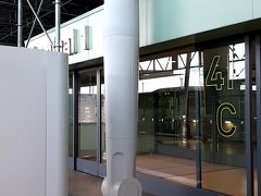 ターミナル１のビルへ。