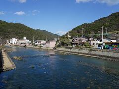 バスは山間の道を走り抜け、30分ほどで終点の下田温泉に到着。
降り立った場所は橋の袂だった。
その橋の上からは、下田温泉の街並みが望める。